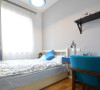卧室延续使用白色和浅灰色系列的乳胶漆为主，这次的不同是一些软装方面使用了跨度比较大的蓝色系列增加空间的生动感~