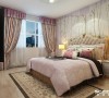 卧室以柔美大方为主，采用藕荷色壁纸和床品打造典雅的居住空间。