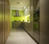 来到内部，采用立面线条简洁方式呈现，并构置机能丰富的厨房收纳。