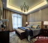 老人房床头背景墙上一幅色泽饱满的中国山水墨画尽显恢宏气势，深棕色家具搭配纯白色软装，极有分寸地表达出大而不空、厚而不重的格调空间。