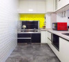 黑白色调的厨房，用一抹彩色打破沉寂。
