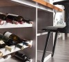 餐桌下方贴心设置收纳空间，可用以摆放杯盘、红酒或是随身物品。