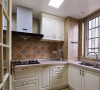 白色模压橱柜和仿古砖的厨房是不会出错的百搭组合。