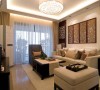 客厅：简单得利索的规划，宽阔的空间，视觉舒展放松，现代化的设备、深木色玻璃装饰墙面、金色的天花、精致的吊灯，一切都那么和谐舒适。