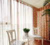 阳台布艺窗帘也是要和整个风格搭配，白色的椅子带点浅色花图案