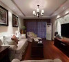 客厅主要是以简约美式风为基调，墙面的乳胶漆选择是在中间色系搭配，沙发选择全布艺沙发，给人温馨舒适的感觉，边柜选择是五彩柜增添客厅空间的色系感。