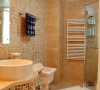 卫生间的设计整体采用的是仿古砖，温馨、大气，看起来美观和谐。