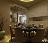 白色的餐边柜简单大方实用，咖色的木质餐桌与餐厅整个空间显得明暗对比鲜明。