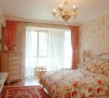 卧室的设计看起来简单、大方，整体碎花壁纸的设计搭配着床品的花式设计，整体的感觉自然、美观。