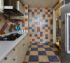 厨房墙面用三色砖随机排列铺贴。