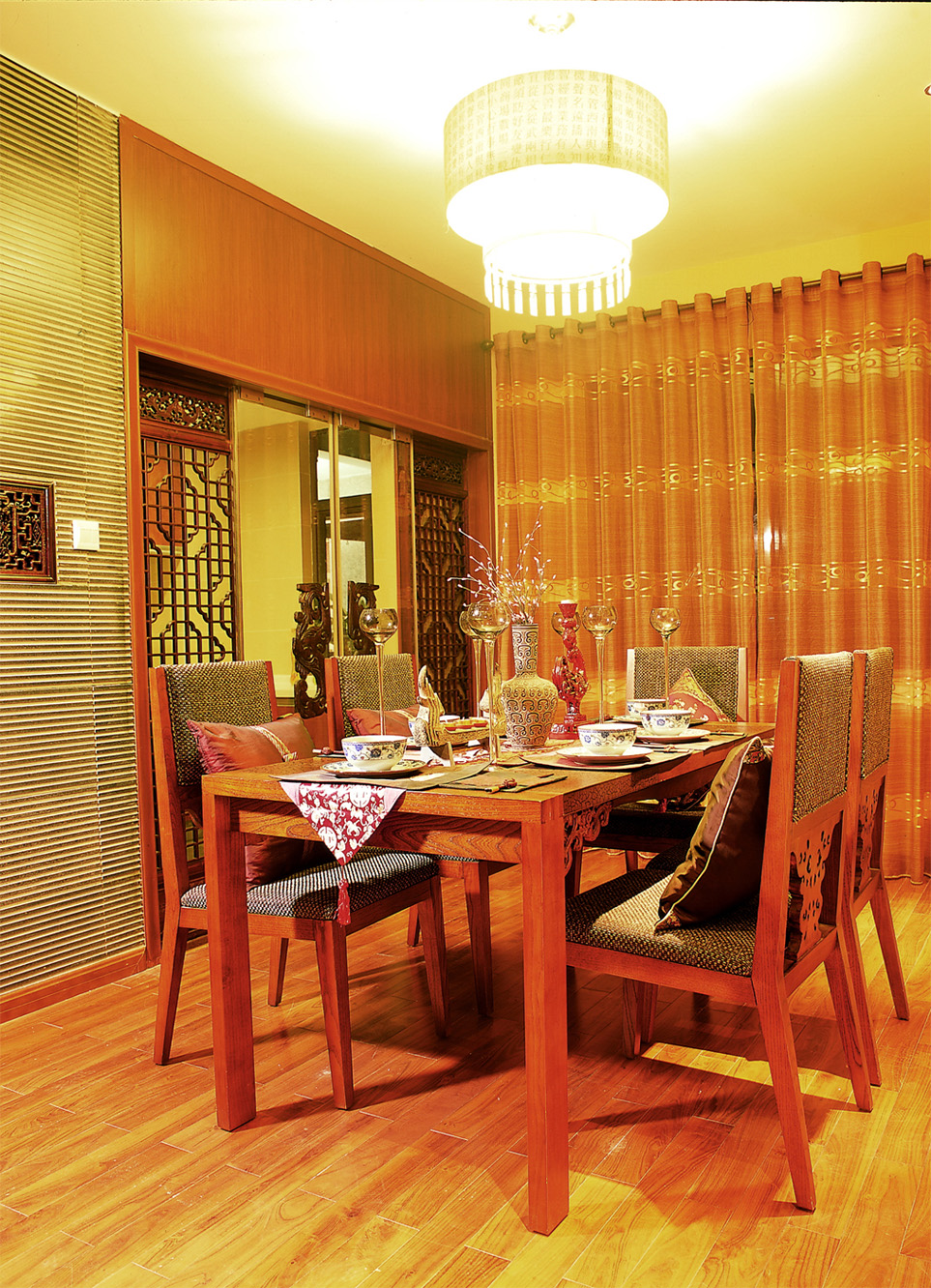 龙山华府 中式 三居 餐厅图片来自一道伍禾装饰设计师杨洋在中式风格之龙山华府的分享