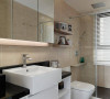 在有限的浴室空间内，设计师细腻观察到五金置物架可能产生的清洁困扰，特别于淋浴区内增设人造石平台，大幅提高空间实用性