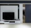 电视墙右侧以茶镜与铁灰色块面做延伸，透过镜面的反射特性，让空间有视觉放大的效果。