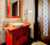 连卫生间的洗手台也是充满中式韵味的大红柜，让空间充满民族情怀。
