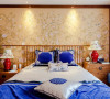 青花瓷的床品搭配一整个背景墙的樱花，美轮美奂。