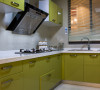 简约型的厨房，明黄色的橱柜搭配白色基调，让你每天有一种鲜活的心情做 饭。