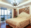 主卧的床头背景墙，软包设计以简单的菱格为主，壁纸都是以简单的大马士革花，和软包背景相互辉映