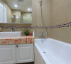 打通后的卫浴空间，采用干净分离为设计，砌上抿石子的浴缸，增添泡汤时的舒压气息。