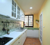 经过重新翻修的厨房空间，地坪处换以复古砖面铺陈，柔和色彩增添视觉暖度