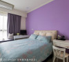 床头主墙涂上女屋主喜爱的紫色，蔓延内部场域的浪漫神采。