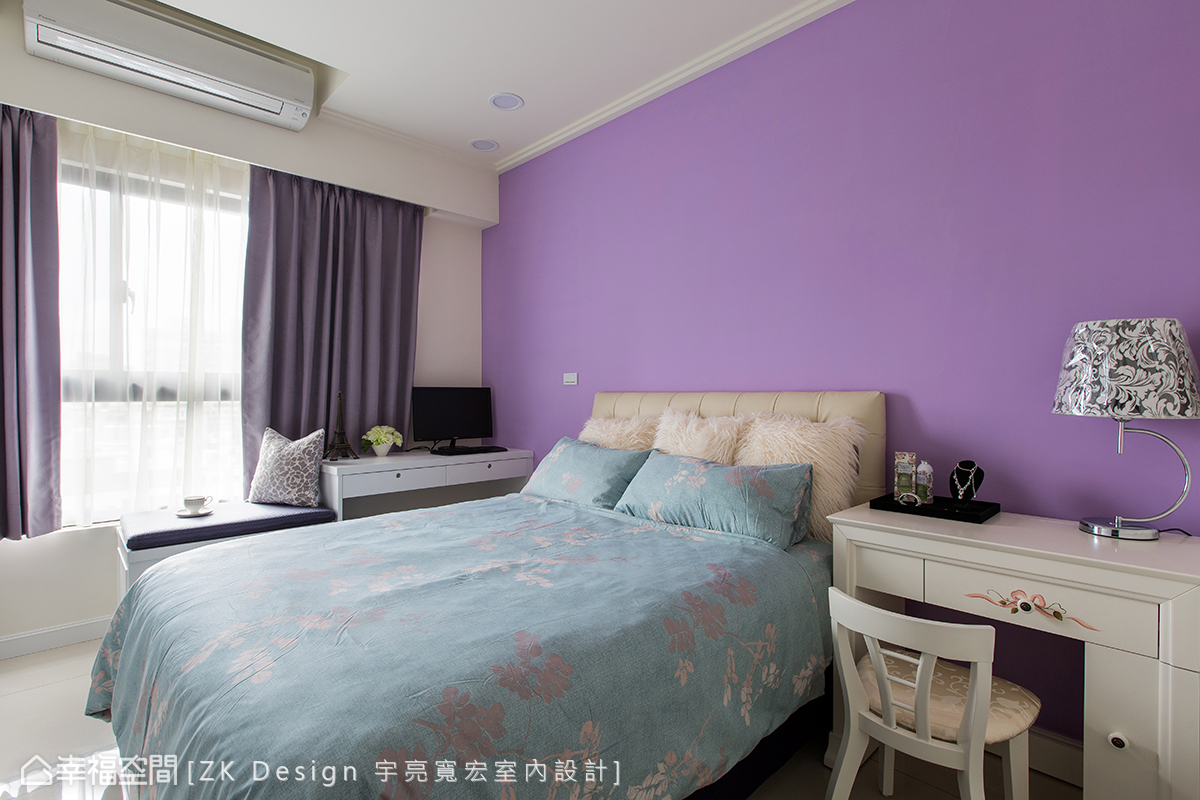 床头主墙涂上女屋主喜爱的紫色,蔓延内部场域的浪漫神采