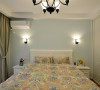 卧室布置较为温馨，作为主人的私密空间，主要以功能性和实用舒适为考虑的重点，一般的卧室不设顶灯，多用温馨柔软的成套布艺来装点，同时在软装和用色上非常统一