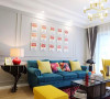 蓝色的大沙发，黄色的老虎椅和单人位沙发凳，造型别致的黑色铁艺家具。墙上的一组系列装饰明显的波普风特色。