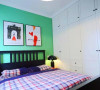 主卧卧室一面墙做了大衣柜，采用绿色墙面做床头，红与黑搭配的床和床头柜。