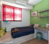 以鲜明绿漆面来搭配红色窗帘，为空间中注入年轻的活泼色彩，也形塑独一无二的个性居宅。