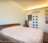 床头处简单的浅草绿色刷漆，营造素雅大方的卧房表情。