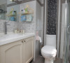 卫生间：以线条和白色为主，加上一个玻璃隔断，使卫生间不会显得潮湿。