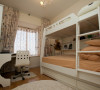 卧室：上下床的设计，是整个屋子的空间度被利用起来了。
