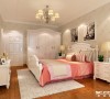 女儿房的设计源自于家主人对女儿的爱，想把这个空间打造成公主的房间，让女儿像公主一样的长大。整体碎花壁纸配上欧式白色家具以及粉色的软装，奢华中又融入粉色的浪漫。