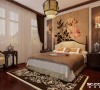 现代线条的简洁和家具舒适功能的周到考虑是设计的重点之一。朴素的淡黄色床头背景墙搭配同色系，中式元素的运用和谐统一。