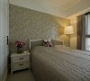主卧室床头选用古典图腾纹饰的壁纸，搭配同色系窗帘，承袭与公共空间一致优雅美式风格
