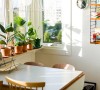 窗边的用餐区，家中要是有这样的空间，用作一个休闲的用餐区，摆上一些植物，阳光洒进来的时候，早餐、下午茶都是很好的。