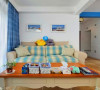 格子布艺沙发，蓝色格子窗帘。