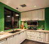 厨房用绿色的面包砖工字型铺贴。