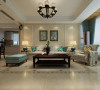 客厅沙发墙面设计效果展示，石膏线的装饰是美式中非常具有代表性的元素