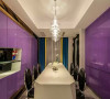 餐厅两边的柜子采用紫色的烤漆面板。