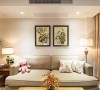 浅色调非常适合面积不大的小空间，纯色的双人沙发与碎花单人沙发搭配，尤为活泼闲适。