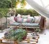 风和日丽的日子里，享受着清新的居家生活，坐在花园的高椅上也能延续客厅内的美好下午茶时光。