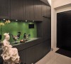 威枫设计工作室利用深色木质柜面搭配绿色烤漆玻璃，展现沉稳且富有活力的大地风采。