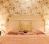 床头背景墙以碎花壁纸来装饰，白色木床透着清新与典雅。