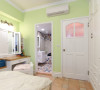 卧室房门就现在了淡绿色为主色调，干净清新