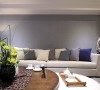 客厅沙发背墙使用暖灰壁纸衬底，细緻的织纹质地，是衬托精美家具的最佳背景。