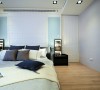 主卧室床头墙面造型选用白色雕刻板，唿应均等的粉蓝色块，围塑清新宁静的空间感。
