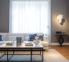 客厅有着美式风格的随意，白色的布艺沙发带来温润笃实的质感。