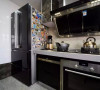 同样黑白色的厨房，所有嵌入式电器全部选用黑色面板。