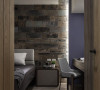 主卧室床头墙以斑驳仿旧的木纹砖呈现，其丰富的纹理为立面增添视觉层次。